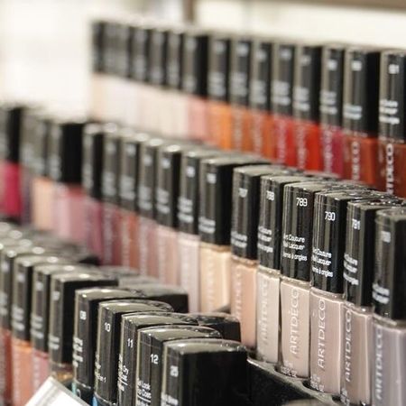 Eine farbenfrohe Auslage von ARTDECO-Nagellackflaschen in verschiedenen Farben von Rosa bis zu dunklen Tönen