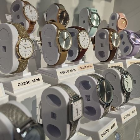 Ausstellung verschiedener Uhren mit unterschiedlichen Armbändern und Stilen