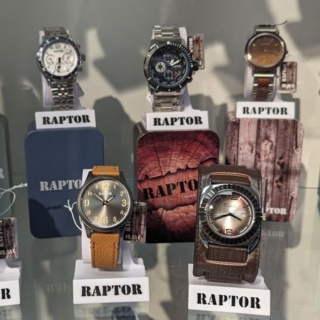 Präsentation verschiedener Uhren auf Ständern mit unterschiedlichen Stilen, Materialien und Farben