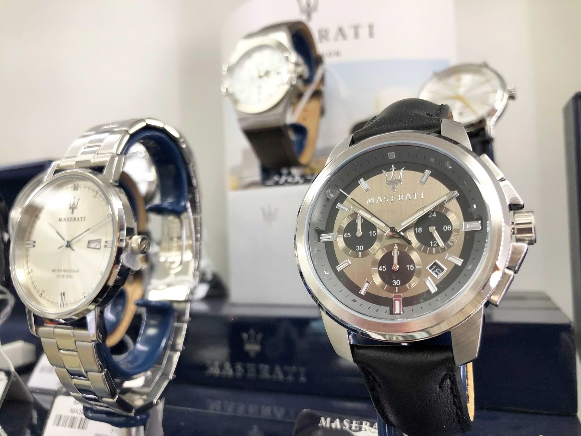 Nahaufnahme einer luxuriösen Maserati Uhr mit silbernem Edelstahlgehäuse, schwarzem Lederarmband und mehreren Ziffernblättern