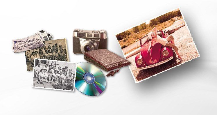 Eine Sammlung von Vintage-Fotografien, eine Kamera, eine CD und ein Lederportemonnaie sowie ein Retro-Bild einer Frau mit einem roten VW-Käfer