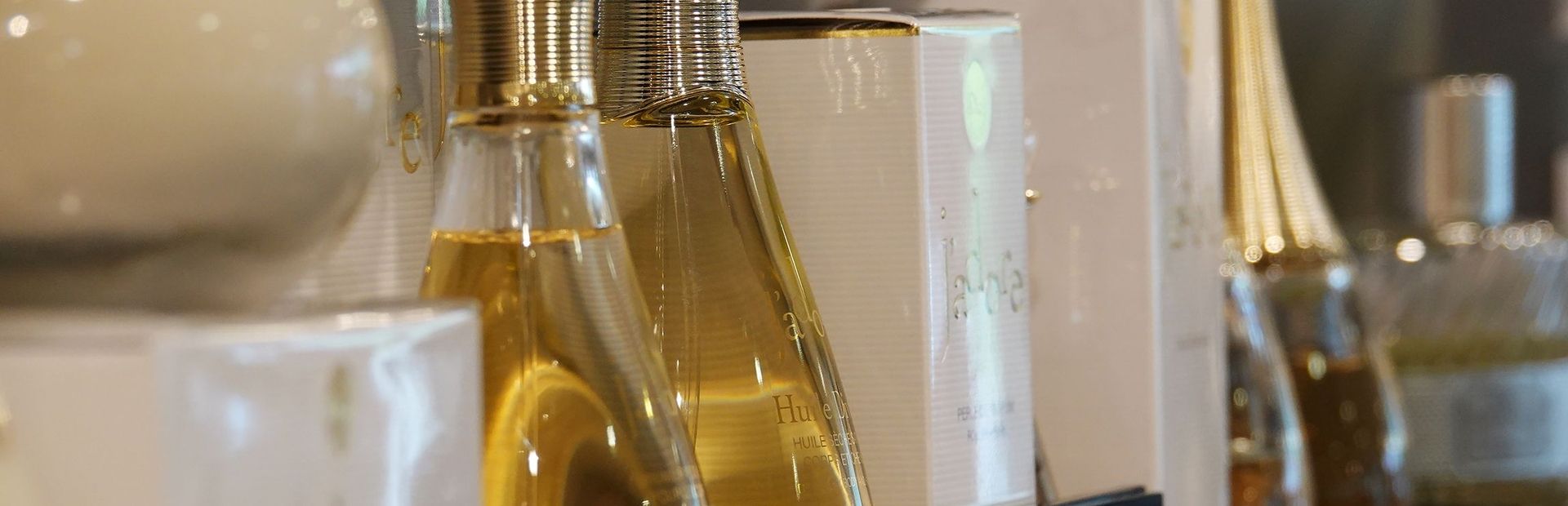 Nahaufnahme von eleganten Parfümflaschen in einer Auslage