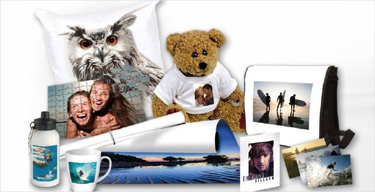 Eine Sammlung von personalisierten Artikeln, darunter ein Kissen, ein Teddybär, eine Wasserflasche, eine Tasse und Poster mit verschiedenen Bildern