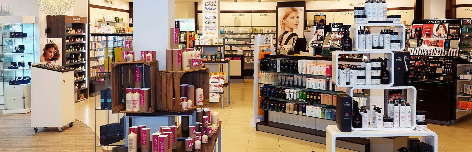 Ein gut organisiertes Kosmetikgeschäft, in dem zahlreiche Hautpflege- und Kosmetikprodukte in Regalen und auf Tischen ausgestellt sind