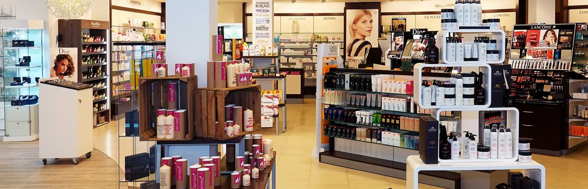 Ein gut organisiertes Kosmetikgeschäft mit Regalen voller Hautpflegeprodukte, Kosmetika und Düften