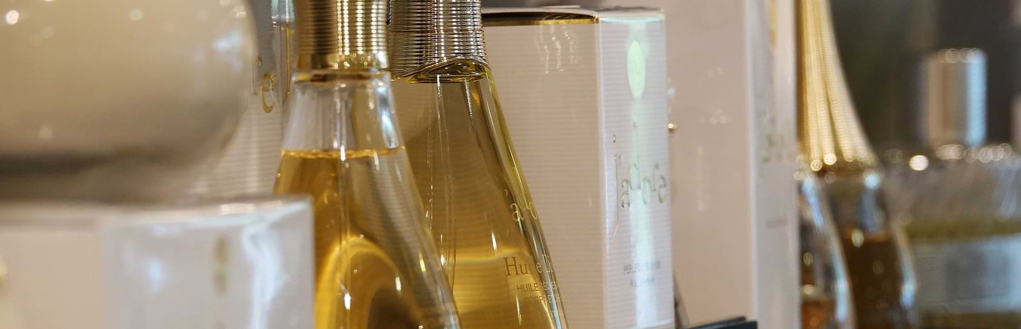 Eine Nahaufnahme von Parfümflaschen und -verpackungen