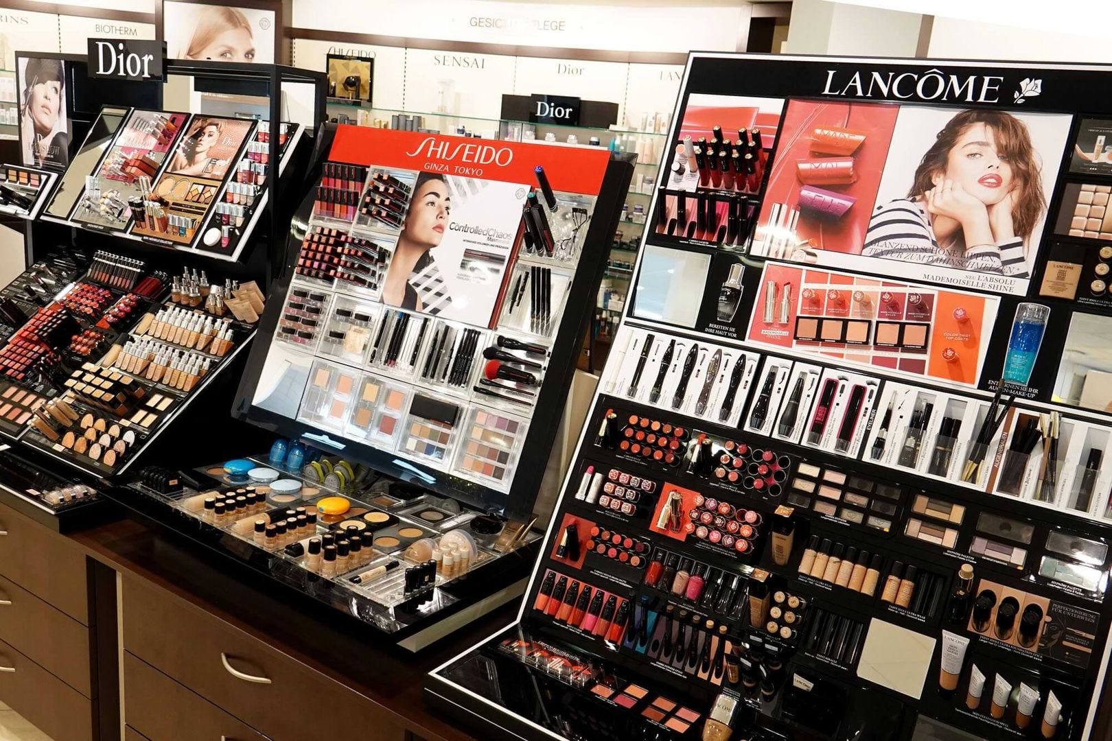 Ausstellung von Kosmetika, in der verschiedene Make-up-Produkte und Hautpflegeartikel präsentiert werden